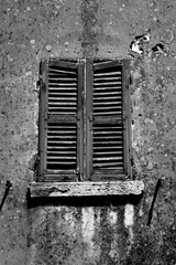 Naklejka premium Borghi toscani in bianco e nero. L'architettura medievale dei borghi toscani, caratterizzata da pietra, cotto, riflette il periodo comunale con cinte murarie, torri, vicoli stretti e piazze. Italia. 