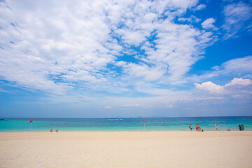 Fototapeta premium tropical white sand beach with blue sky