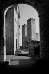 Obraz premium Borghi toscani in bianco e nero. La città turrita di San Giminiani ancora preservata dentro le antiche mura da cui svettano decine di torri. Siena,Toscana. Italia