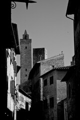 Obraz premium Borghi toscani in bianco e nero. La città turrita di San Giminiani ancora preservata dentro le antiche mura da cui svettano decine di torri. Siena,Toscana. Italia