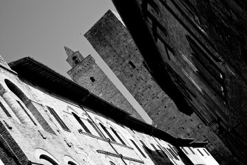 Obraz premium Borghi toscani in bianco e nero. La città turrita di San Giminiani ancora preservata dentro le antiche mura da cui svettano decine di torri. Siena,Toscana. Italia