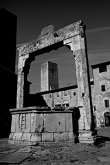 Obraz premium Borghi toscani in bianco e nero. La città turrita di San Giminiani ancora preservata dentro le antiche mura da cui svettano decine di torri. Siena,Toscana. Italia