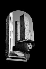 Obraz premium Borghi toscani in bianco e nero. La città turrita di San Giminiani ancora preservata dentro le antiche mura da cui svettano decine di torri. Siena,Toscana. Italia