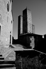 Obraz premium Borghi toscani in bianco e nero. La città turrita di San Giminiani ancora preservata dentro le antiche mura da cui svettano decine di torri. Siena,Toscana. Italia