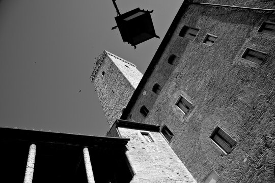 Borghi toscani in bianco e nero. La citt&agrave; turrita di San Giminiani ancora preservata dentro le antiche mura da cui svettano decine di torri. Siena,Toscana. Italia