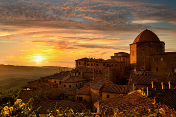 Obraz premium Sonnenuntergang in Volterra, Toskana, Italien