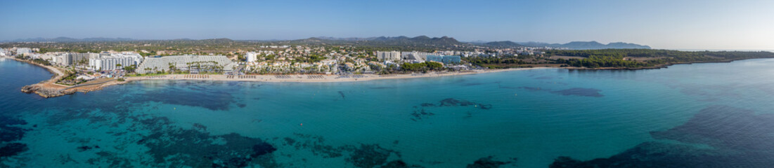 Fototapeta premium imagen aérea panorámica de la playa Cala Millor en Mallorca con hoteles y aguas turquesas