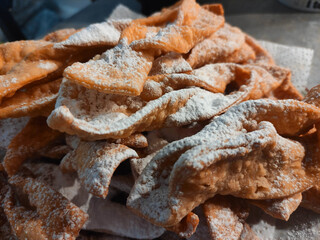 Domowe faworki z cukrem pudrem na smalcu