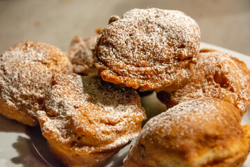 Domowe pączki z cukrem pudrem smażony na smalcu 