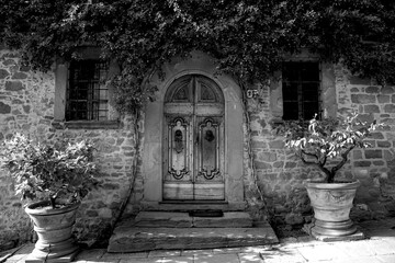 Naklejka premium Borghi toscani in bianco e nero. Il borgo medievale di Volpaia circondato dai vigneti nella regione del Chianti Senese, Siena,Toscana. Italia