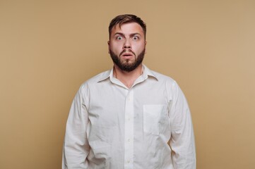 Obraz premium Surprised expression captured in a simple studio setting with a neutral background