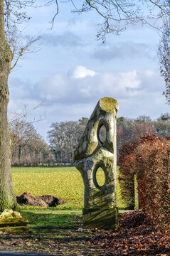 Wanderweg mit Skulptur in Marienthal