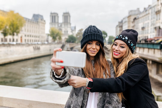 France, Paris, tourists taking selfie with cell phone