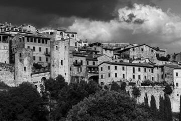 Borghi Italiani in bianco e nero. Architettura medievale a Spello, antico borgo medievale. Umbria, Italia
