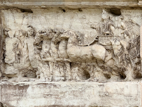Antikes r&ouml;misches Steinrelief mit Triumphwagen und Pferden vom Titusbogen in Rom