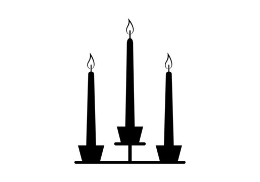 Silueta de candelabro con tres velas encendidas de color negro
