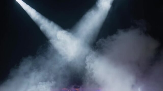 夜空を照らすサーチライトの光