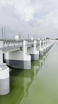 Mukkombu (Upper Anaicut) dam spanning the Kaveri river in Tiruchirappalli district, Tamil Nadu.