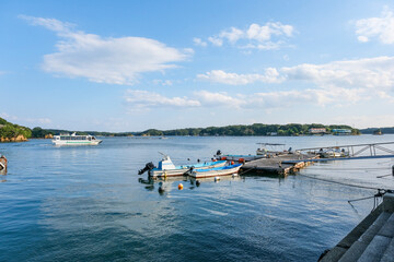 海産物養殖の筏が並ぶ英虞湾の入り江