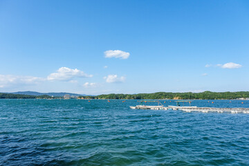 海産物養殖の筏が並ぶ英虞湾の入り江