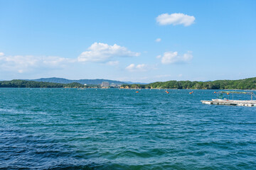 海産物養殖の筏が並ぶ英虞湾の入り江