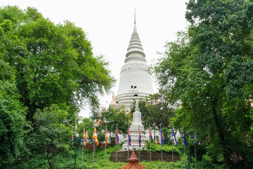 丘の上に建つワットプノンの白亜の仏塔