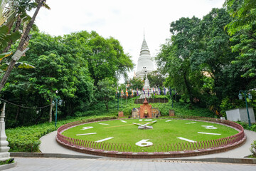 丘の上に建つワットプノンの白亜の仏塔