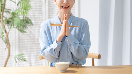 ごはんを食べる女性