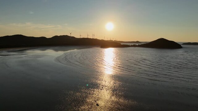 대한민국 신안 자은도 해변의 석양과 풍력 발전기 풍경