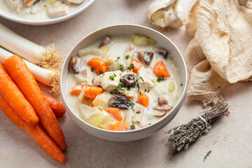 assiette de blanquette de poulet fait maison carottes poireaux et champignons