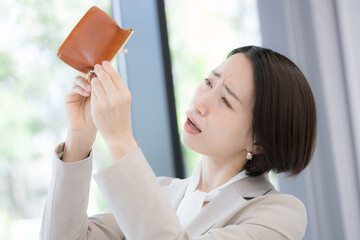 働いてもお金がない(金欠)の悲しい困ったイメージ 物価高大変だな～今月も赤字かな？