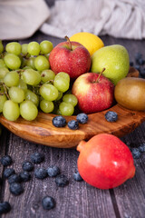 Owoce w drewnianej misie © Katarzyna