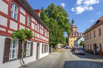 vetschau, deutschland - altstadt mit fachwerkhäusern und turm der doppelkirche © ArTo