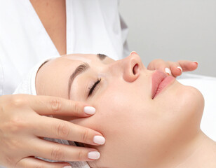 Eine Frau lässt sich von einer Kosmetikerin behandeln