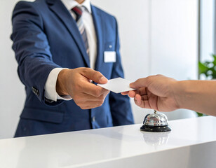 Rezeptionist überreicht einem Gast die Karte