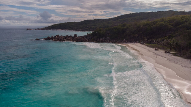Drohnenaufnahme der Seychellen &ndash; Tropische Str&auml;nde und t&uuml;rkisfarbenes Meer auf Praslin, Mah&eacute; und La Digue aus der Vogelperspektive