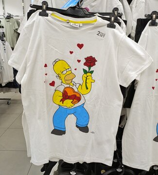Camiseta de manga corta con Homer de The Simpsons celebrando San Valent&iacute;n en tienda Pepco de Madrid, Espa&ntilde;a, 22 de enero de 2026