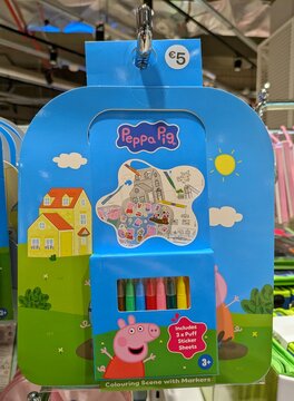 Pack de rotuladores y stickers con Peppa Pig en expositor de tienda Primark en Madrid, Espa&ntilde;a, 22 de enero de 2026