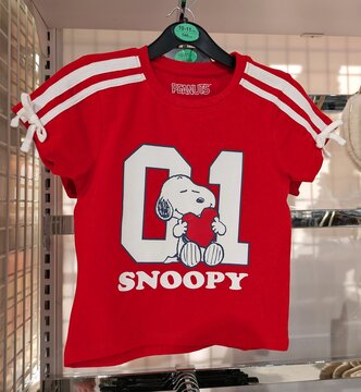 Camiseta de manga corta con lazos de Snoopy de Peanuts con coraz&oacute;n en tienda Primark de Madrid, Espa&ntilde;a, 22 de enero de 2026