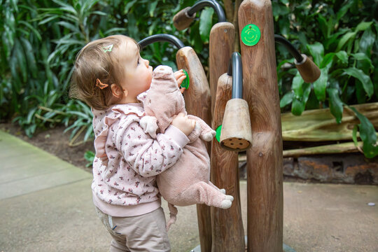 Baby staunt bei einem Zoobesuch