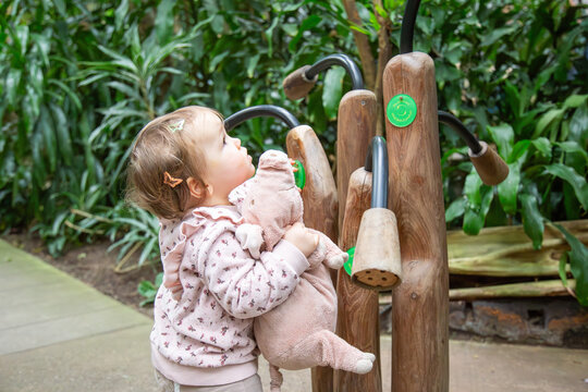 Baby staunt bei einem Zoobesuch