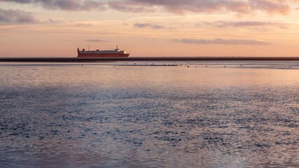 Obraz premium Sonnenuntergang an der Nordsee, auf dem winterlichen Borkum 
