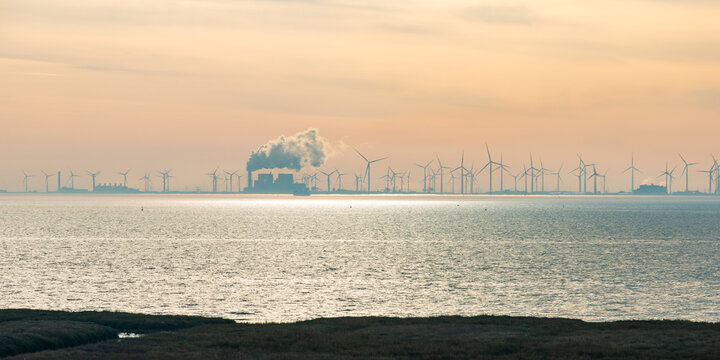 Niederlande von Borkum aus, mit Eemshafen und Windr&auml;dern