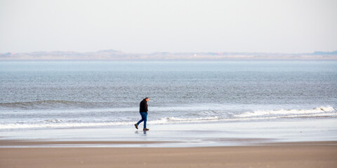Winterspaziergang auf Borkums Str&auml;nden, mit Blick auf die Insel Memmert