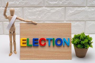 タスキを掛けた選挙の候補者と選挙の文字