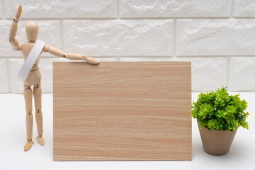 タスキを掛けた選挙の候補者と木の看板と文字スペース