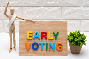 タスキを掛けた選挙の候補者と期日前投票の文字