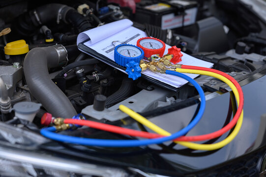 Check the air conditioning fluid check, measure the equipment, add the car air conditioning fluid, place it in the engine compartment of the car.