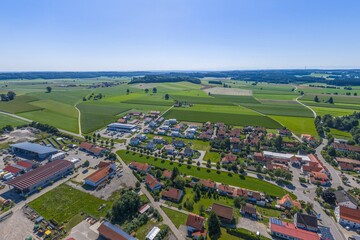 Ausblick auf Dirlewang in der Region Donau-Iller in Mittelschwaben im Sommer