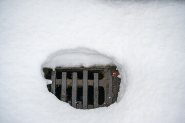 Gullydeckel zugeschneit